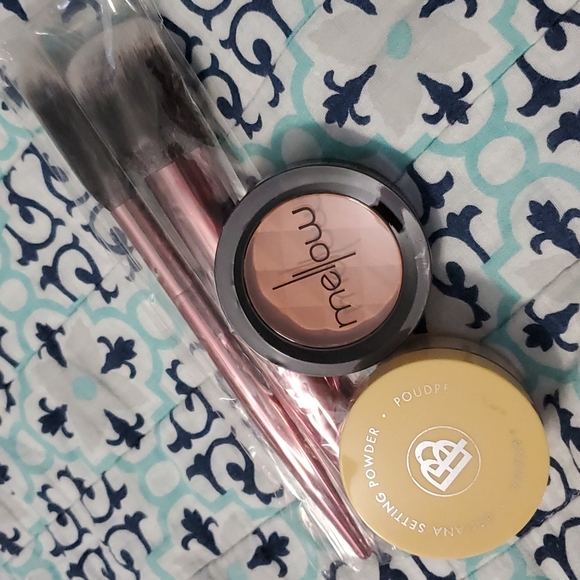 Setting power & mellow Blush with set of R&L moda brushes 💕 - Picture 2 of 2